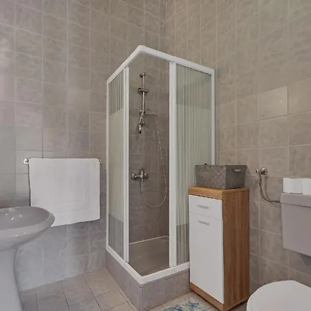Apartment Gaestezimmer Fuer Zwei Personen Mit Balkon Duce