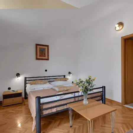 Gaestezimmer Fuer Zwei Personen Mit Balkon * Duce
