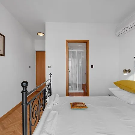 Apartment Gaestezimmer Fuer Zwei Personen Mit Balkon *